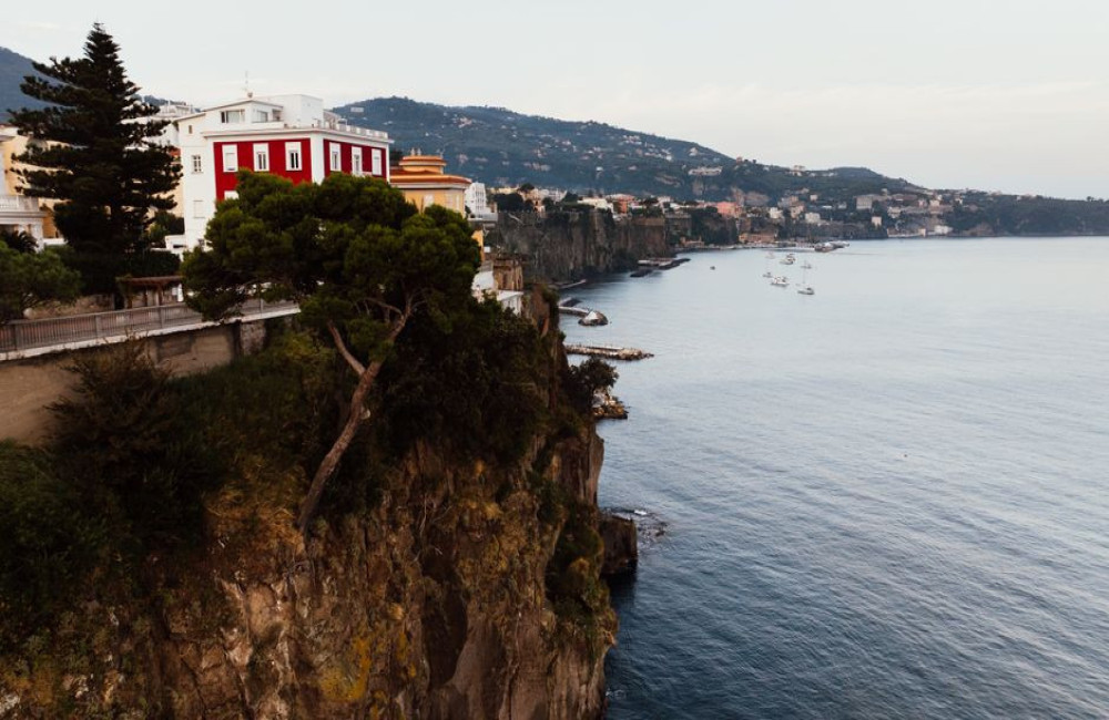 Wat kost een taxi van vliegveld Napels naar Sorrento en is de trein goedkoper