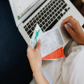 Vliegtickets zonder creditcard? Dit zijn de mogelijkheden!
